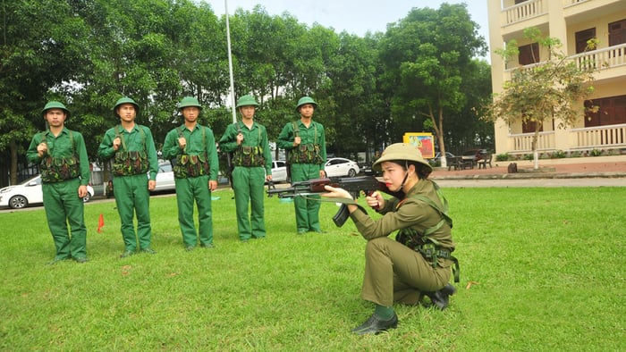 Bức ảnh đẹp nhất về chú bộ đội cầm súng